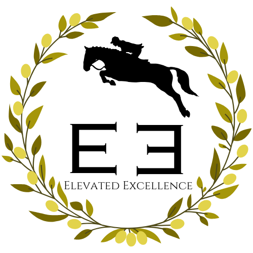 Logo firmy jeździeckiej "E3 Elevated Excellence". Przedstawia czarną sylwetkę konia skaczącego z jeźdźcem nad literami "E3" i napisem "Elevated Excellence", otoczone wieńcem z gałązek oliwnych.